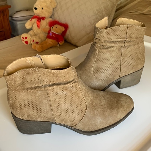 White Mountain Ankle Boots Size 7.5M worn once Camel - Picture 1 of 7